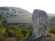 Собственно менгир - вертикальный камень высотой 4 м